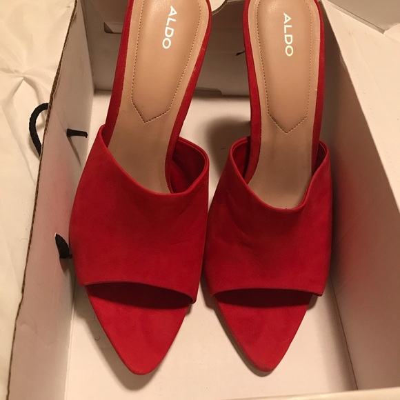 These are a size 10 but they run small!!!! - Picture 2 of 4